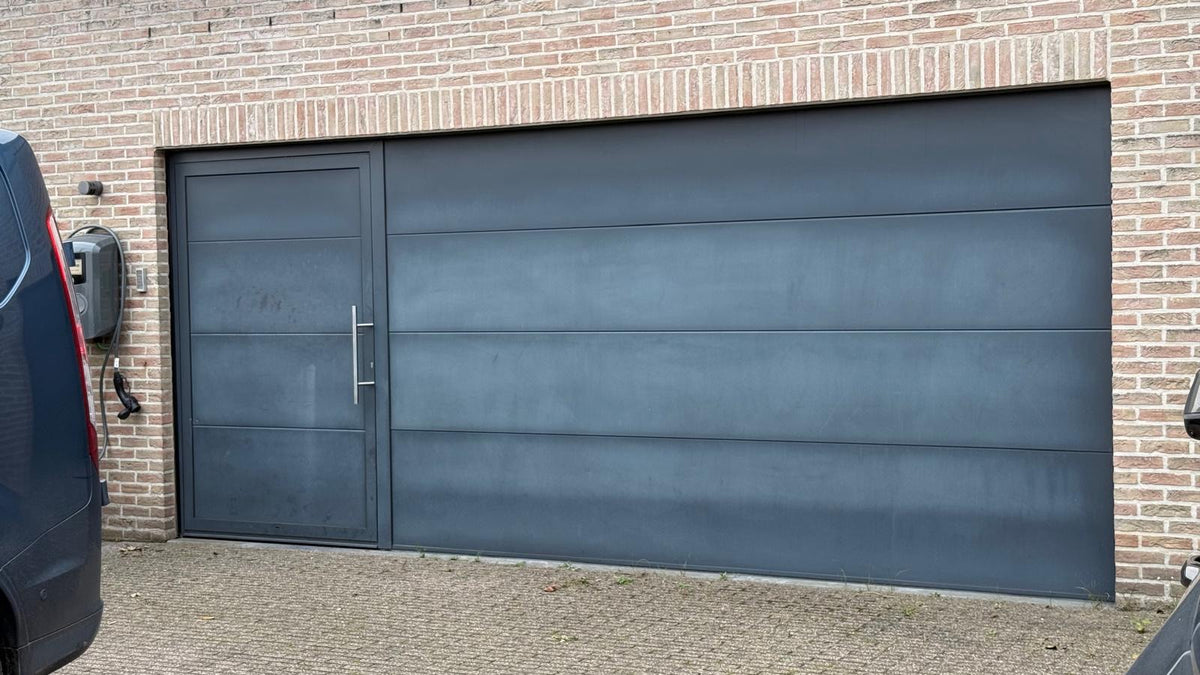 Vóór behandeling — grijze garagepoort met verkrijting