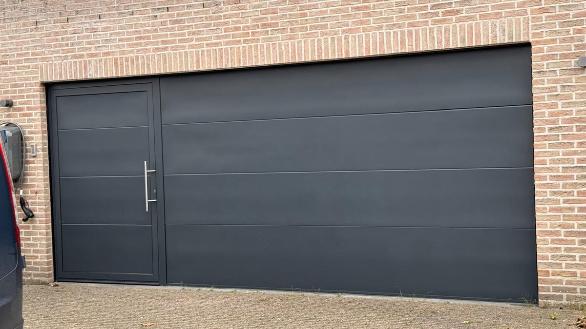 Na grondige voorbereiding en P45 — grijze garagepoort, behandeld door Pro View